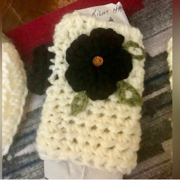 HAND KNIT hat and gloves - Picture 3 of 7